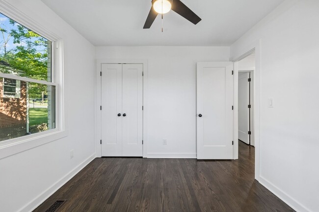 Building Photo - 902 Broadmoor Dr