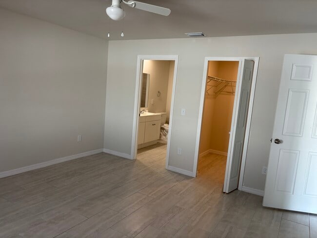 Building Photo - 1045 SE 11th Terrace