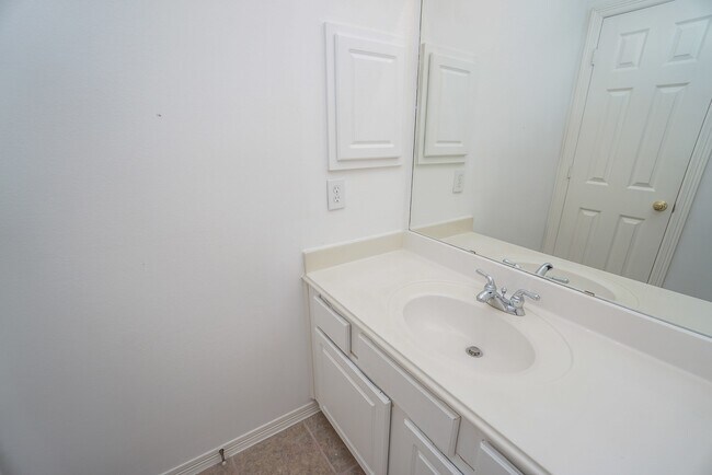 Building Photo - 1131 Enclave Square E