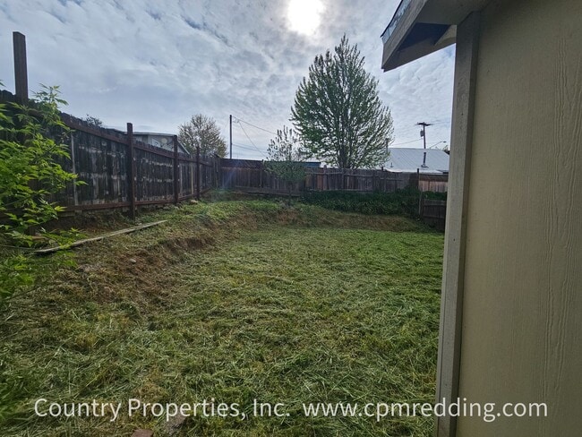 Building Photo - Updated 2-Bedroom House With Refrigerator & Vaulted Ceilings Available Now!