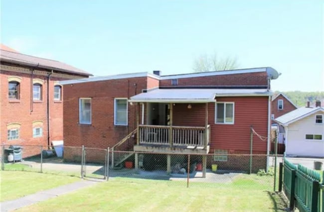 Primary Photo - 225 W 10th Ave