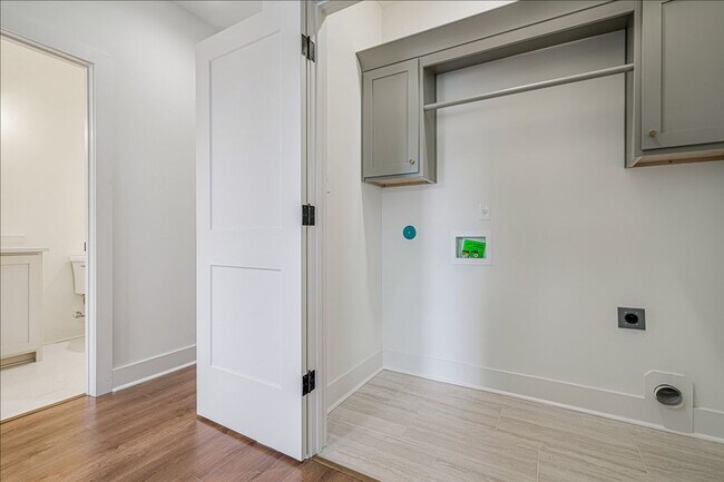 Building Photo - 5472 Park Ave