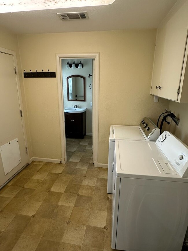 Building Photo - 14733 Jackson Ave