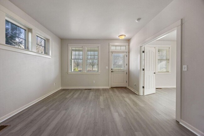 Building Photo - Four bedroom home for lease in the Riverwalk Neighborhood Ashland, Oregon