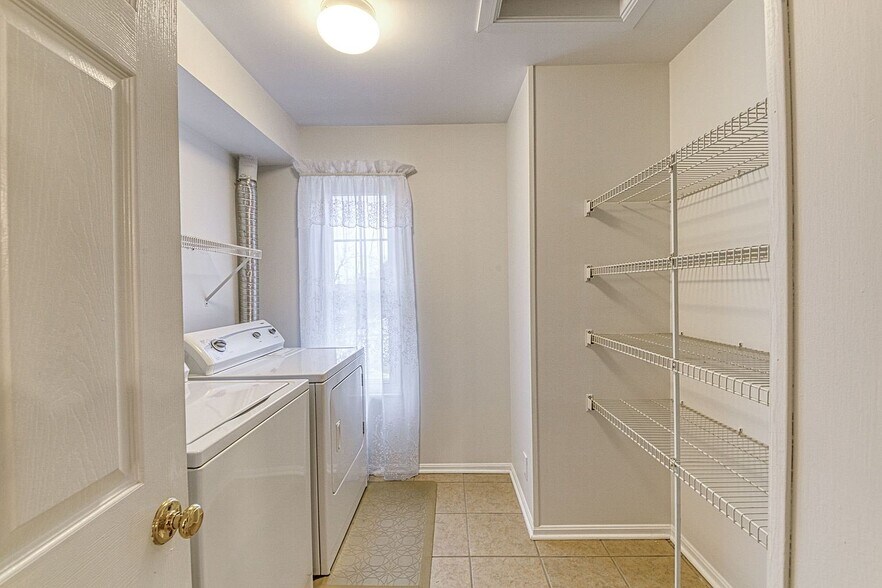 Washer & Dryer included - 2495 Fountain Pl