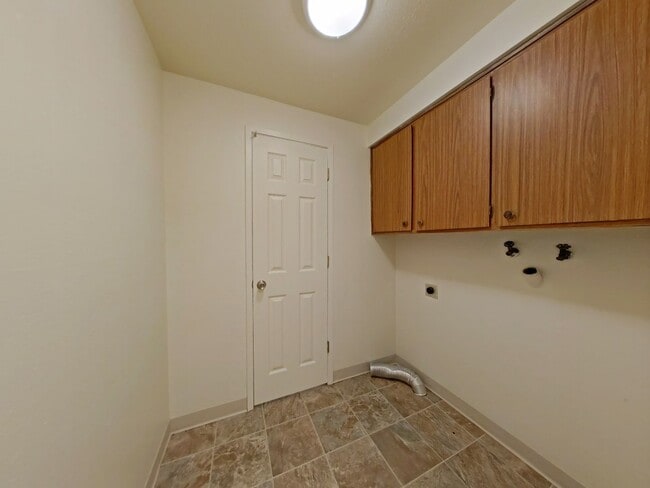 Building Photo - Remodeled 3 Bedroom Duplex ~ Albany ~ Pet ...