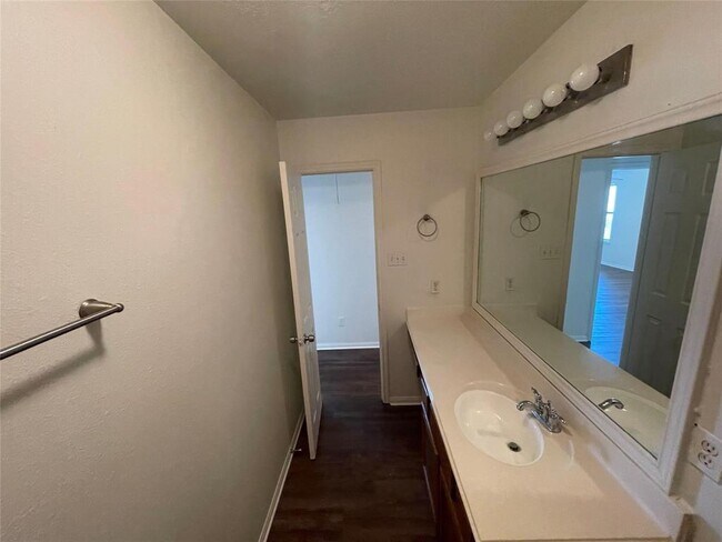 Building Photo - 2103 Weathersfield Trace Cir