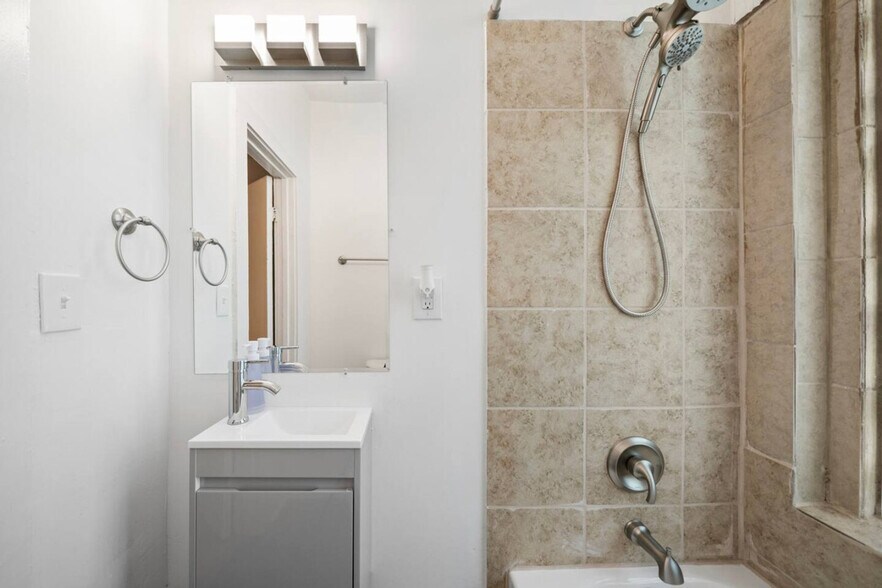 Building Photo - 242 Mccormick Pl