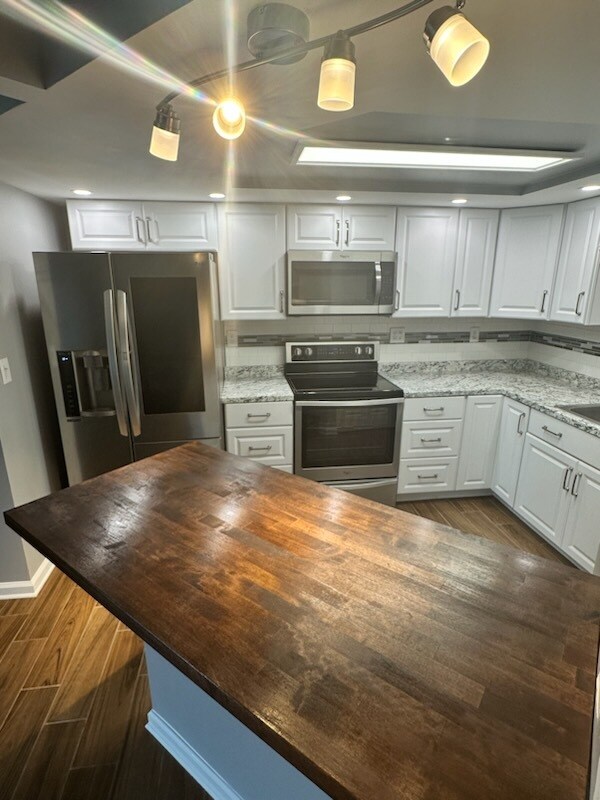 Kitchen bar - 1709 Rock Bridge Mews