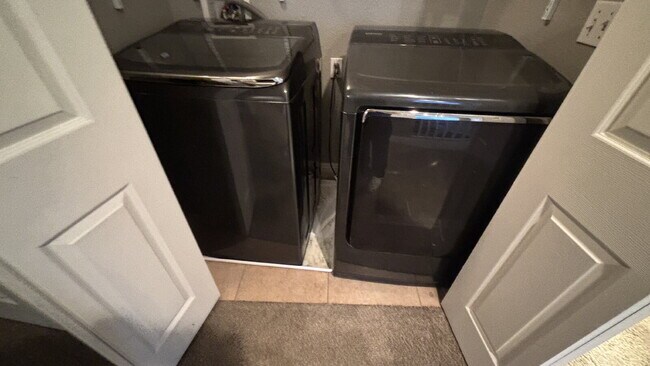 Building Photo - 2 Story, 4 Bed, 2.5 Bath in Southwest