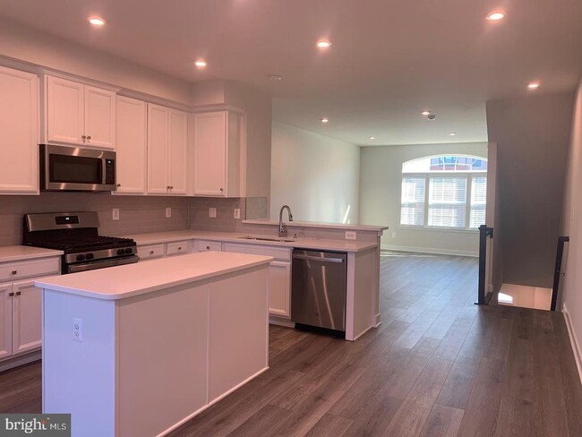 Building Photo - 14036 Sunrise Valley Dr