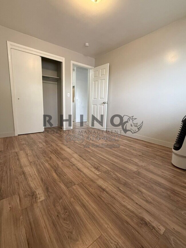 Building Photo - 3907 1040 E