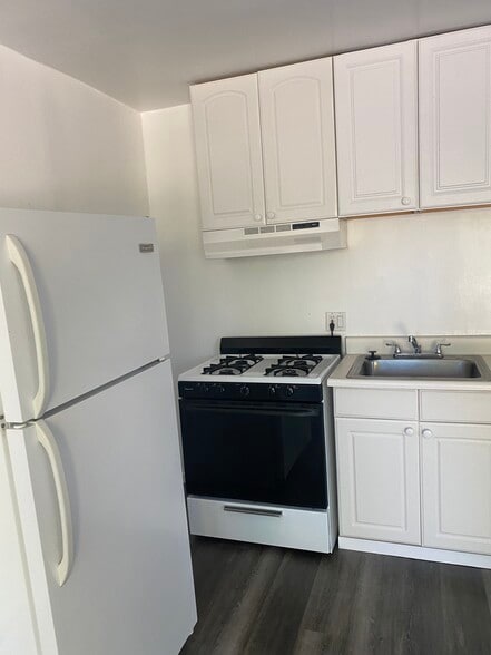 Kitchen - 22829 Burbank Blvd