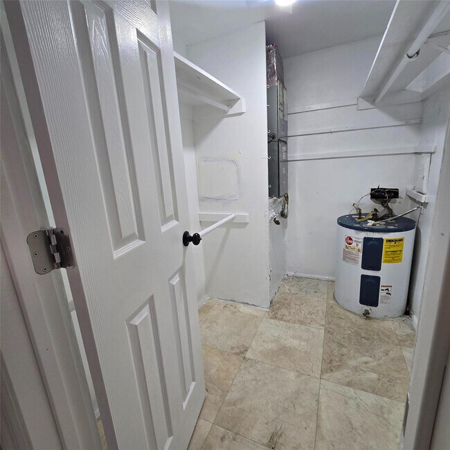 Building Photo - 2301 NE 14th Street Causeway