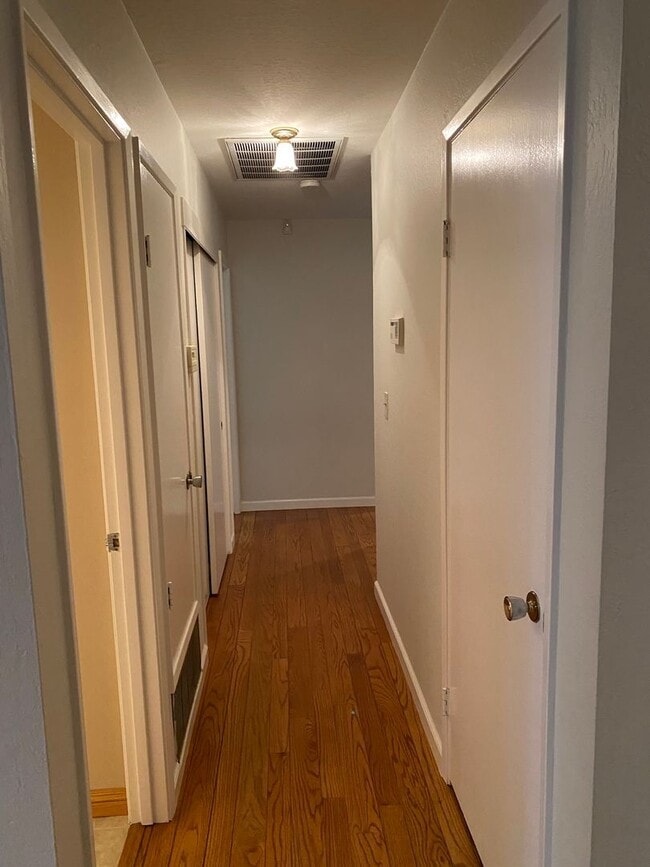 Building Photo - Well maintained 3 bed 2 bath home in Thousand Oaks neighborhood available!