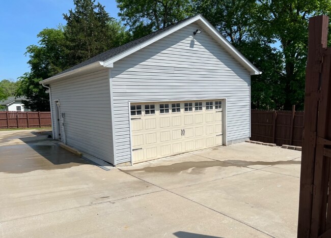 Building Photo - 305 Alexis St