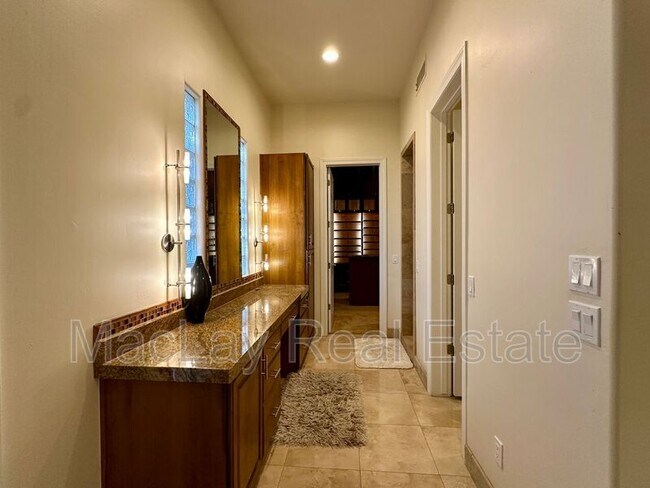 Building Photo - 5711 W Linda Ln