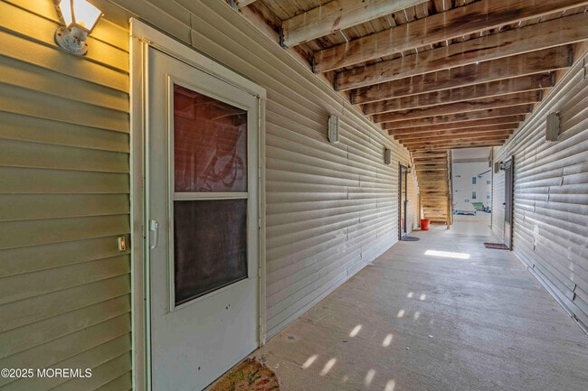 Building Photo - 1 Thoroughbred Fare