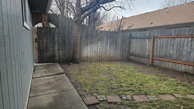 Building Photo - Glendale Duplex