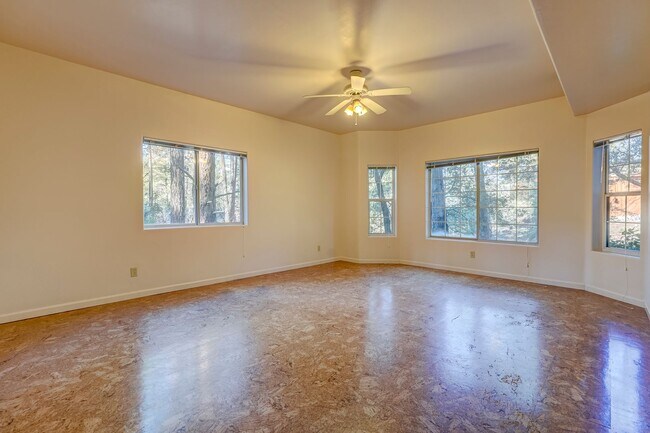 Building Photo - Spacious 3 Bed, 3 Bath Home in Hidden Valley Ranch!