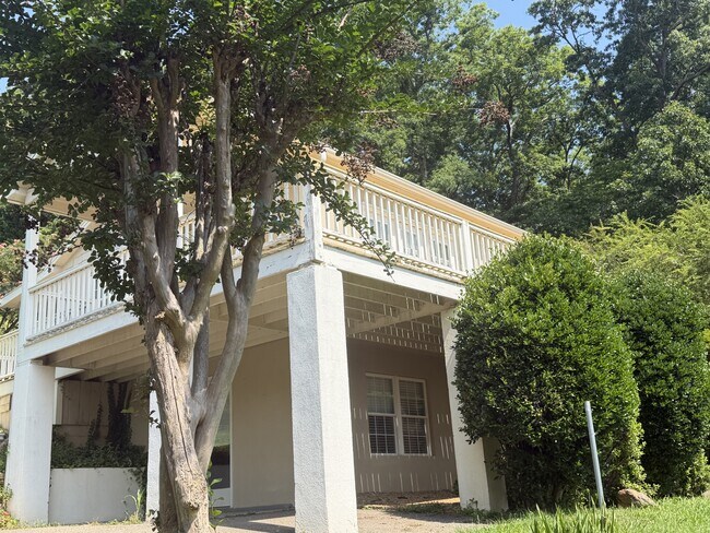 Building Photo - 1860 Crescent Dr