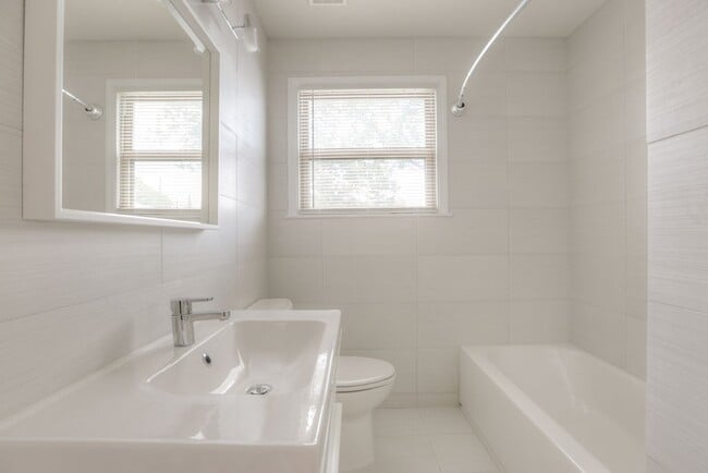 Building Photo - 218 E 14th St