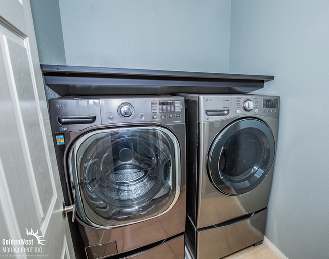Building Photo - Stylish and Spacious 4Bdm 3.5 Ba Three-Sto...