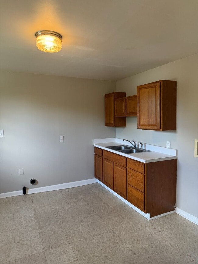 Building Photo - Cute 3 Bedroom/1 Bath House Near Downtown Winston