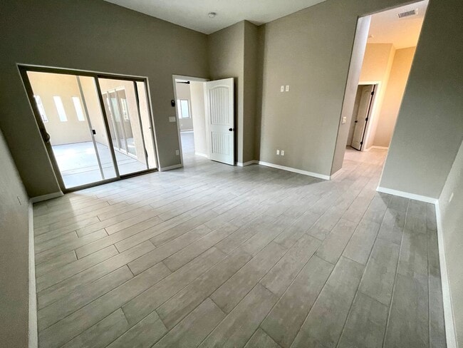 Building Photo - Beautiful 3 Bedroom Home on Desert Lakes Golf Course!