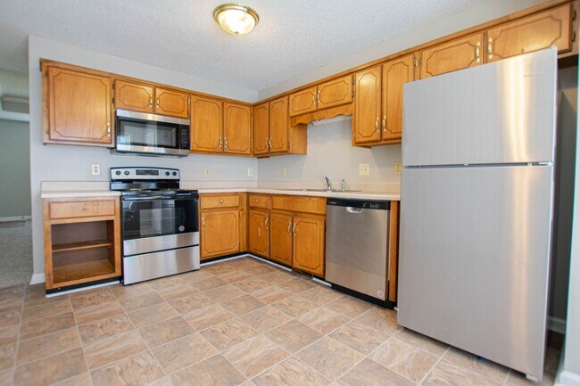 Building Photo - Pet Friendly Three Bedroom!