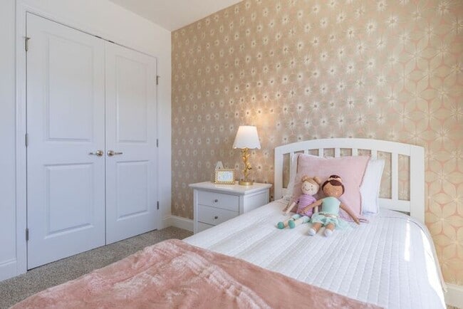 Building Photo - Great floor plan, Washer and Dryer Included! Now Offering ONE MONTH FREE RENT!!