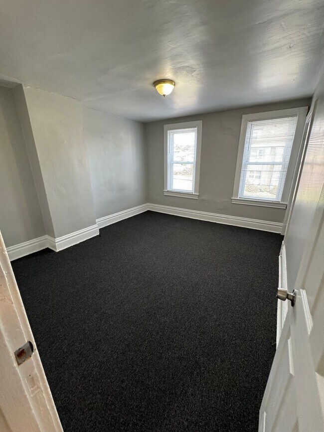 Building Photo - 7321 Woodlawn Ave