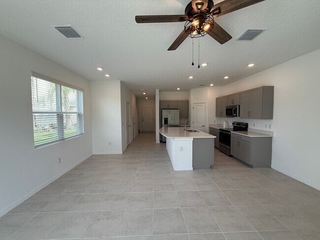 Building Photo - 3 Bedroom 2.5 Bath Townhouse W/1 Car garag...