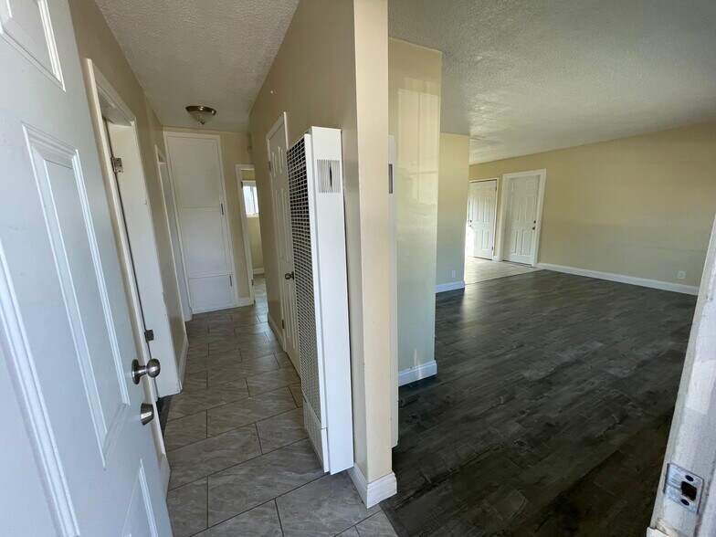 Building Photo - 833 W Walnut Ave