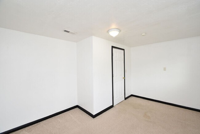 Building Photo - Spacious 5 Bedroom 3 Bathroom Home in Sandy!