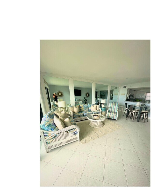 Building Photo - 801 S Ocean Dr