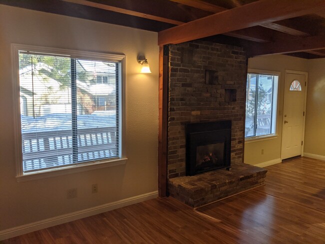 Living room - 614 Glorene Ave