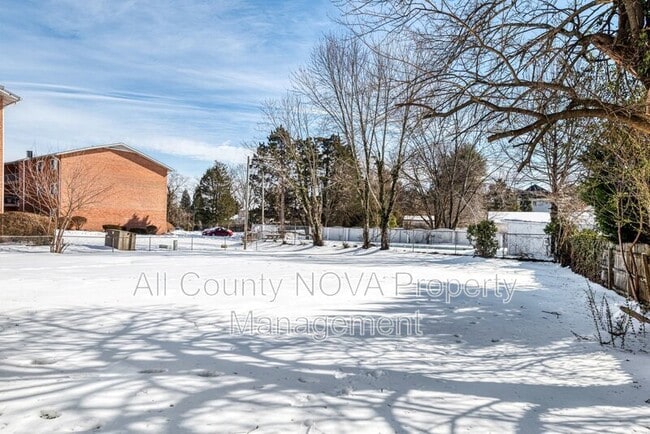 Building Photo - 8753 Signal Hill Rd