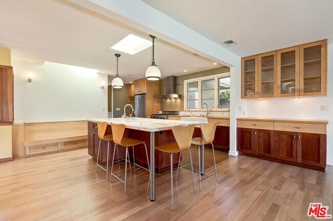 Building Photo - 2670 Carmar Dr