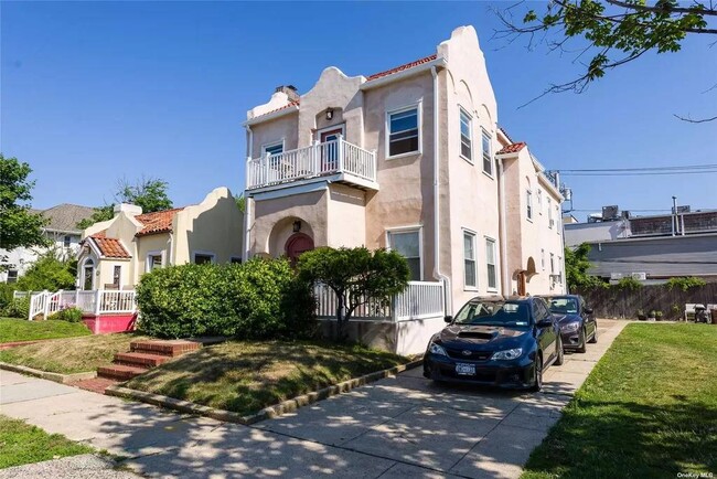 Primary Photo - 233 W Walnut St