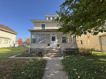Building Photo - "Charming 4-Bed Upper Level Retreat with Hardwood Elegance in (Powderhorn) Minneapolis!"
