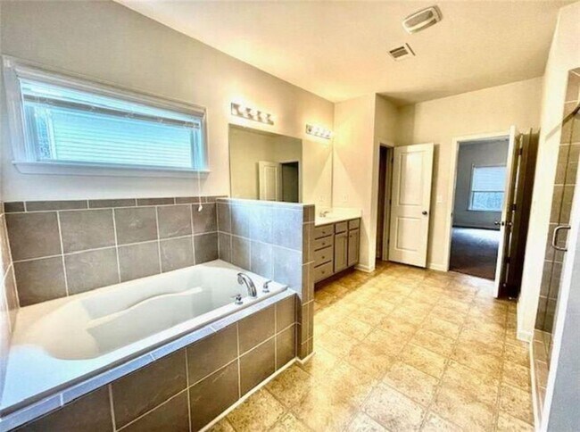 Building Photo - 181 Charolais Dr