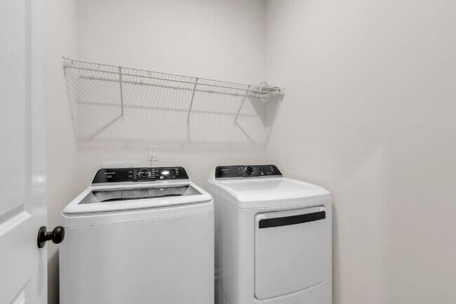 Building Photo - New Construction 3BR/2.5BA Townhome with Loft in Downtown Travelers Rest