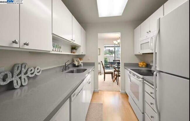 Building Photo - 420 N Civic Dr
