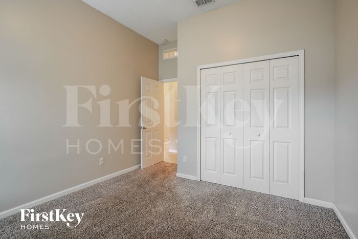 Building Photo - 324 W New England Dr