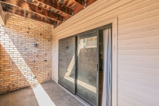 Building Photo - BEAUTIFUL and SPACIOUS Townhome in Ideal L...