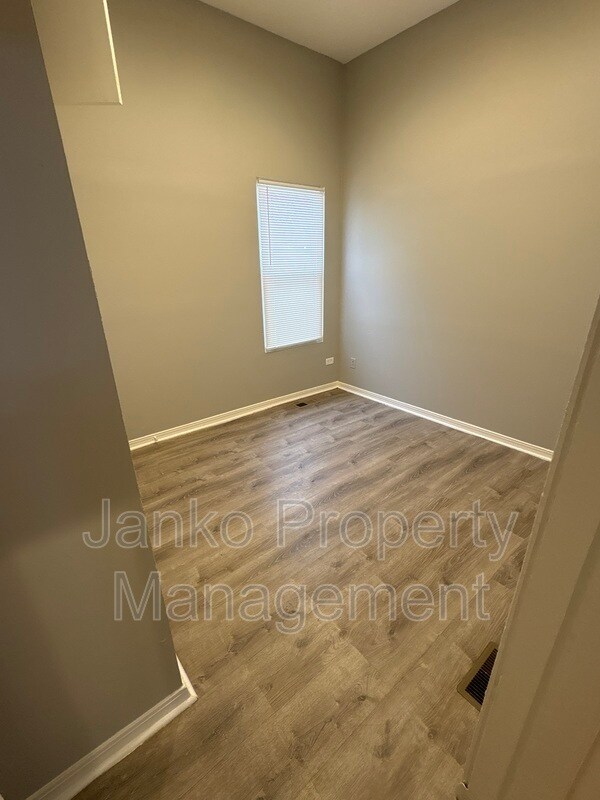 Building Photo - 5906 S La Salle St