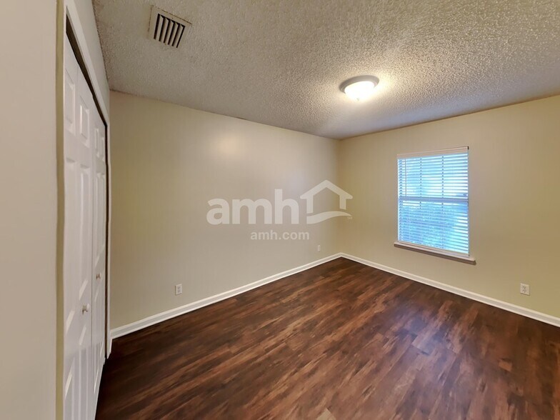 Building Photo - 12612 Ashglen Dr N