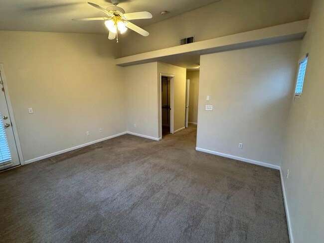 Building Photo - 5731 N Tracy Ave