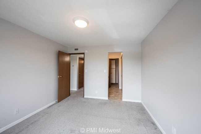Building Photo - "Charming 2-Bedroom Haven in Shelbyville w...